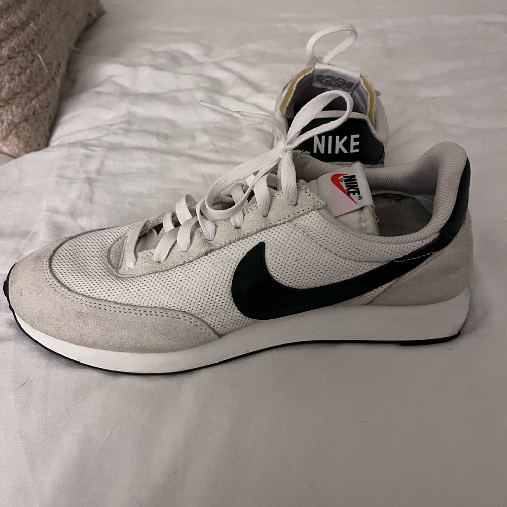 Nike White and Black Sneakers